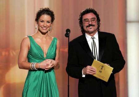 Evangeline qui re�oit un troph�.